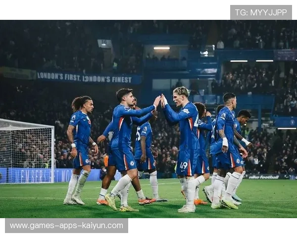 切尔西快速转换配合,左右两翼交替威胁